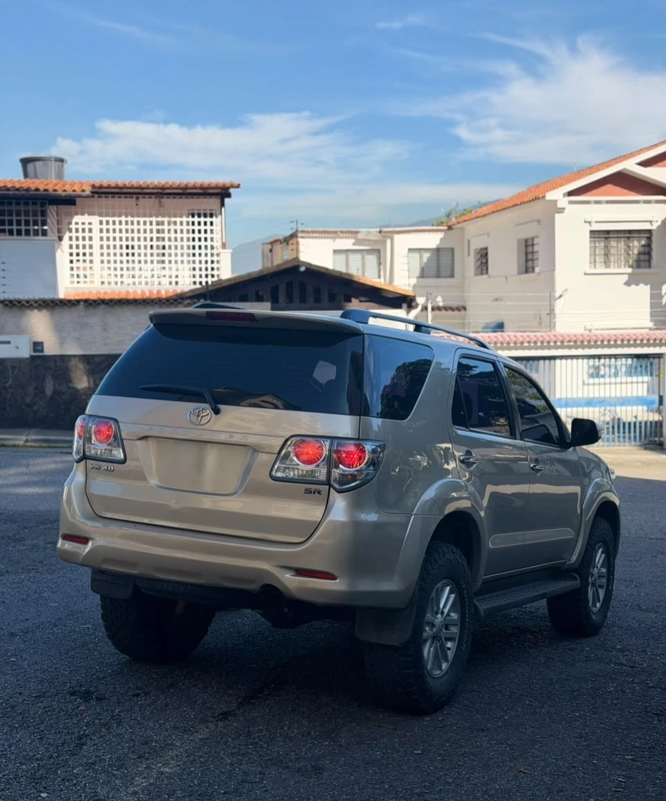 2012 Toyota Fortuner — foto 3