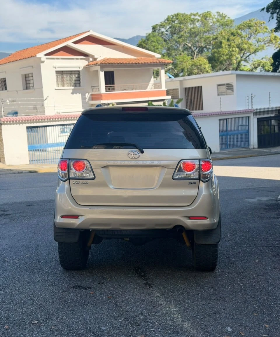 2012 Toyota Fortuner — foto 4