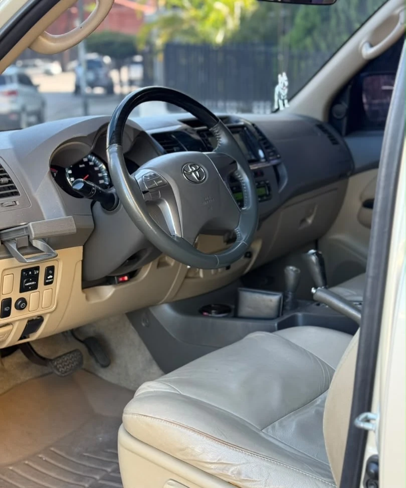 2012 Toyota Fortuner — foto 6