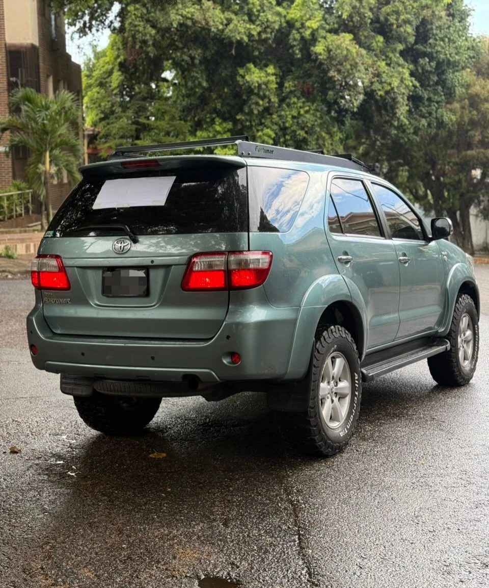 2010 Toyota Fortuner — foto 2