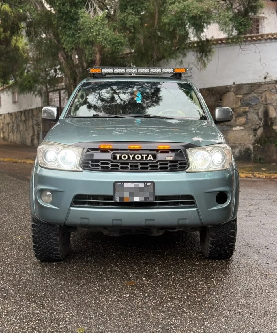 2010 Toyota Fortuner — foto 4