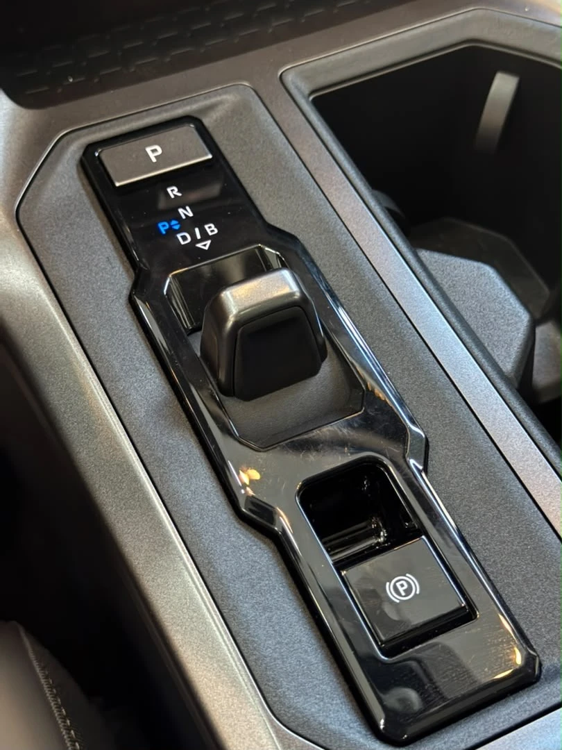 2026 Toyota RAV4 E-FOUR HEV LUXURY PLUS — foto 9