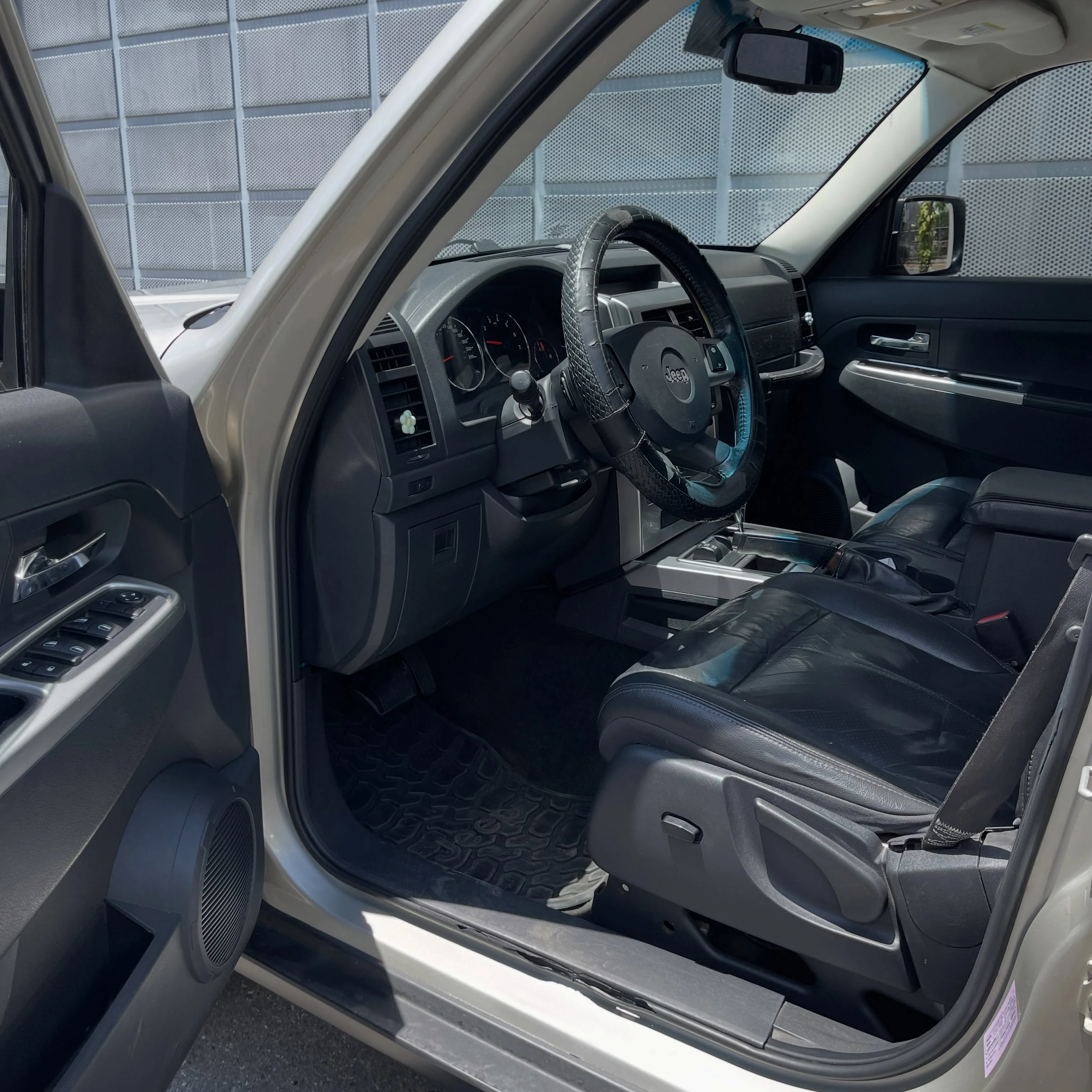 2009 Jeep Cherokee Limited — foto 9