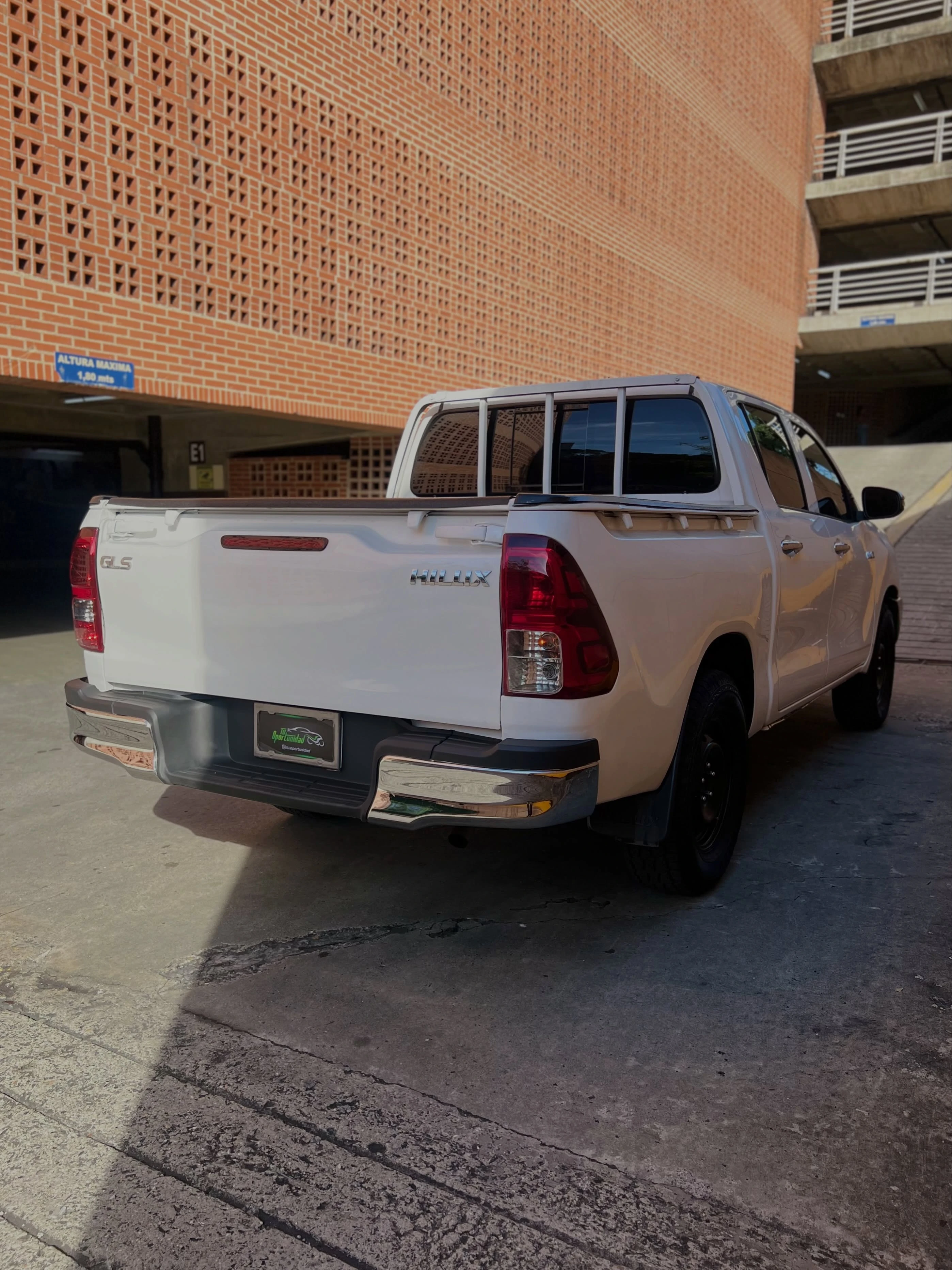 2020 Toyota Hilux 2.7L — photo 3