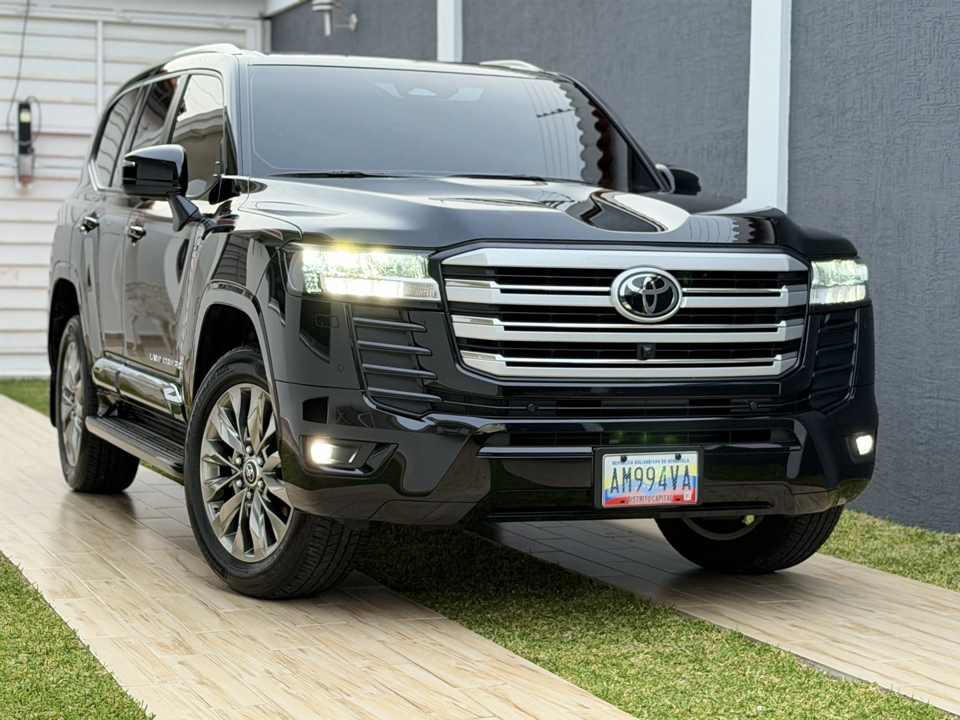 2025 Toyota Land Cruiser LC300