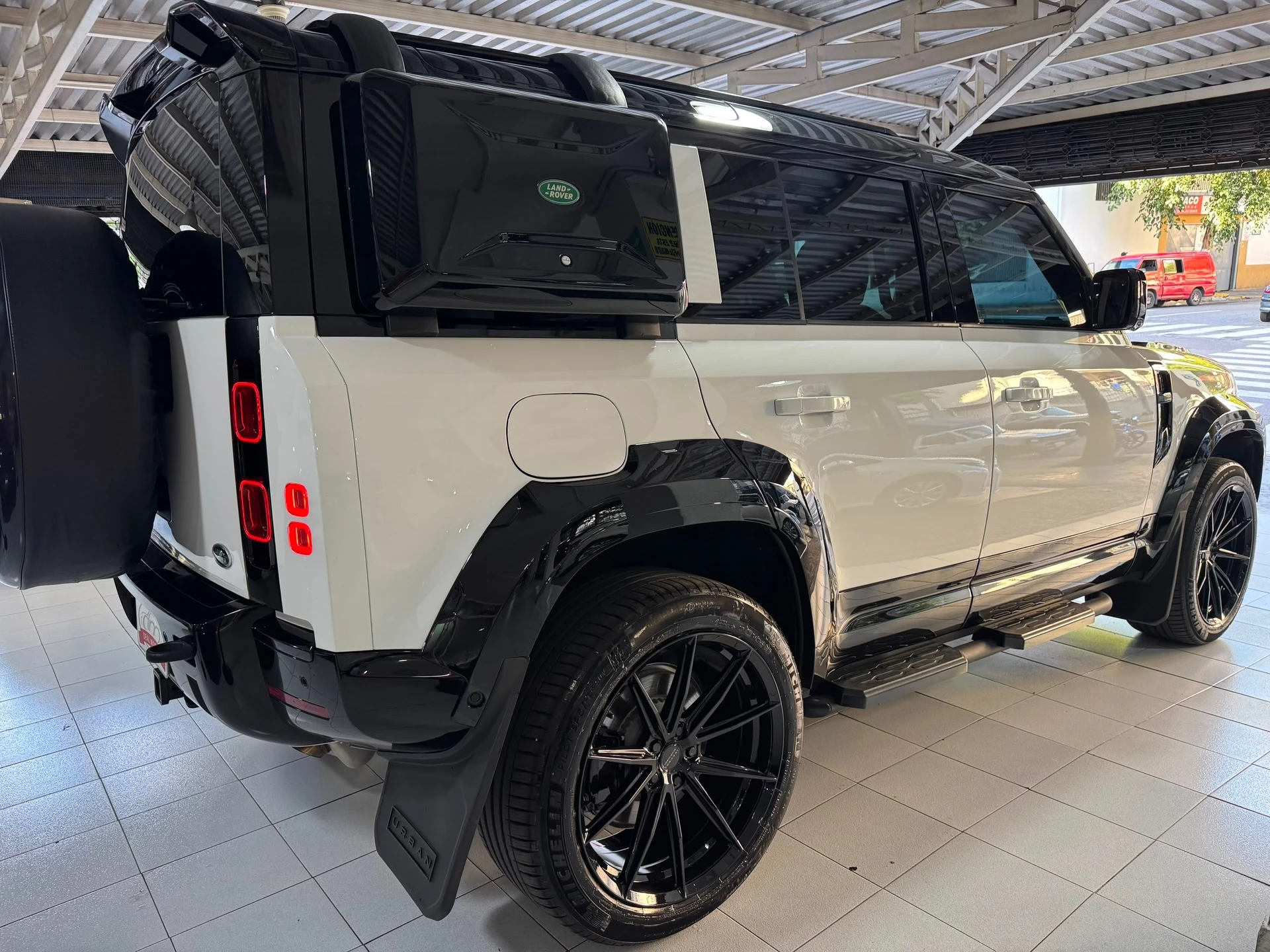 2023 Land Rover Defender P-400 — foto 4