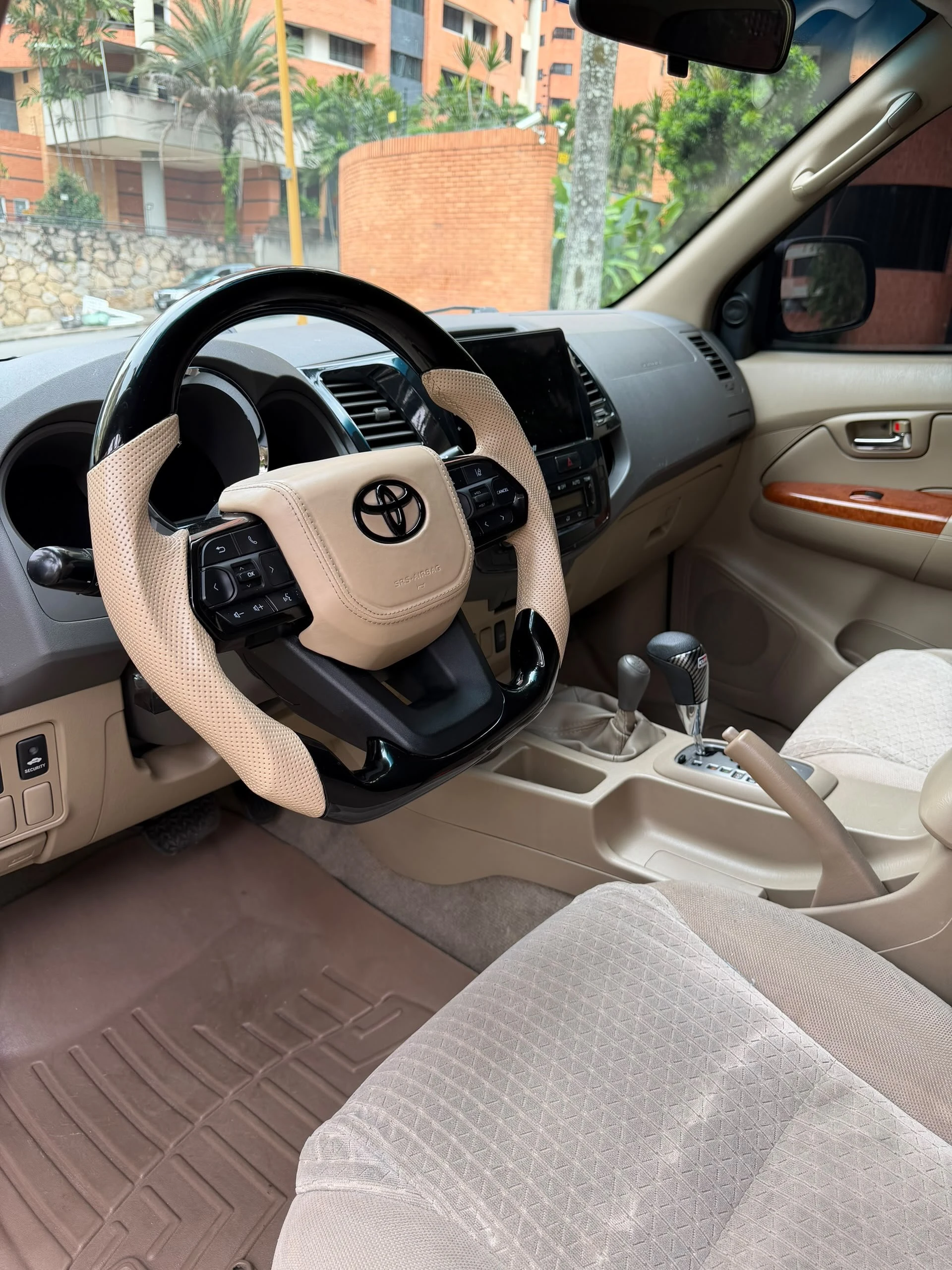 2011 Toyota Fortuner — foto 4