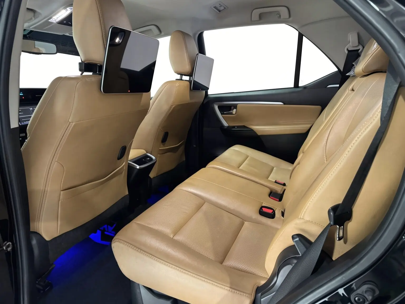 2023 Toyota Fortuner VXR — foto 8