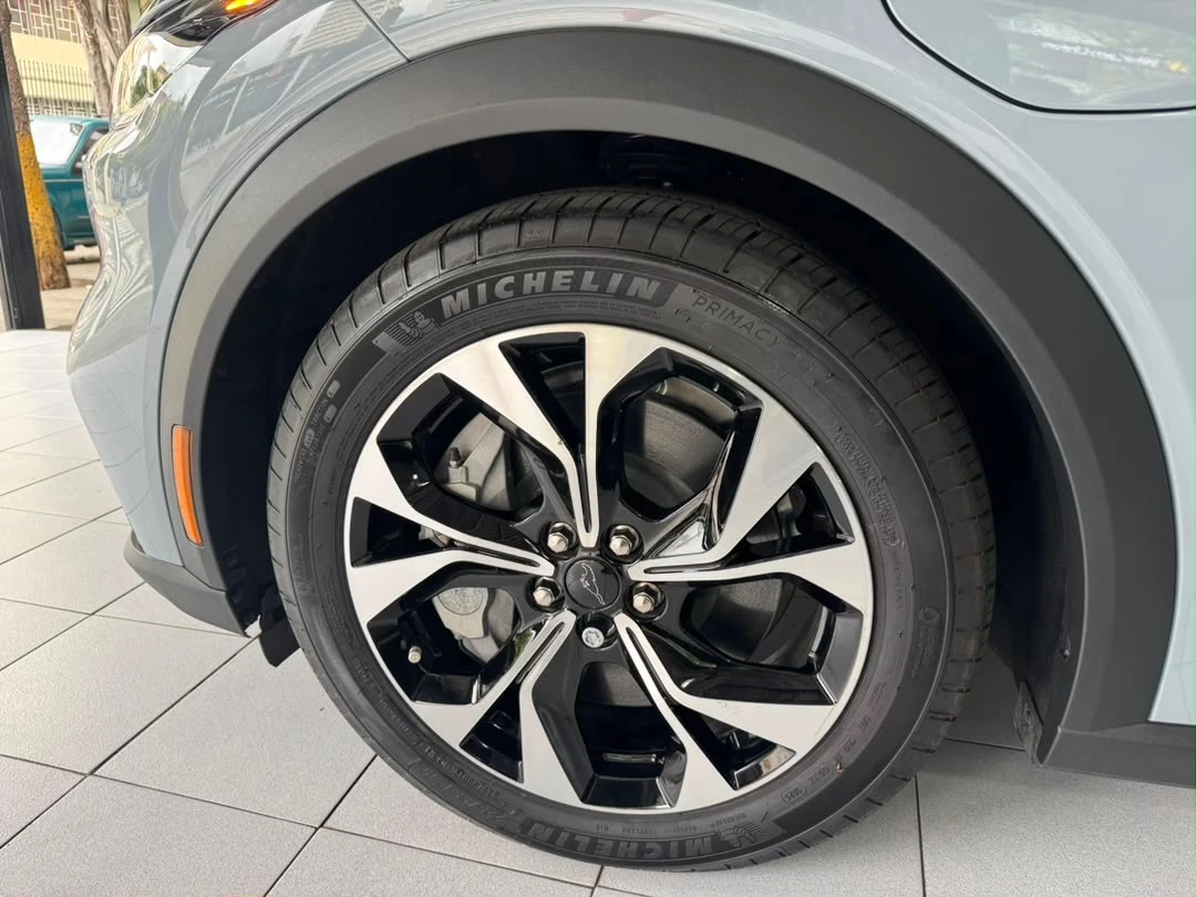 2025 Ford Mustang MACH — foto 10
