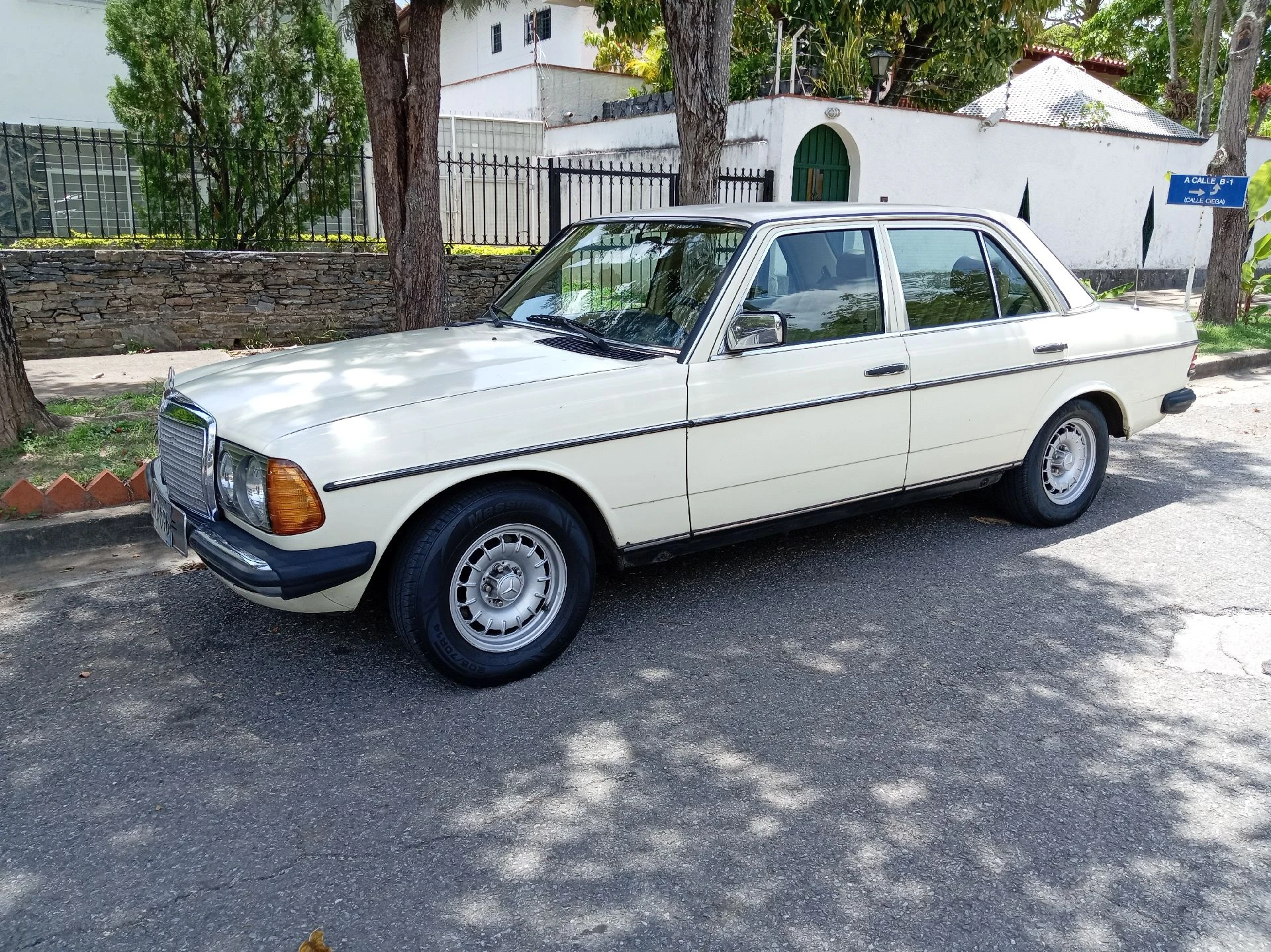 1983 Mercedes-Benz 230E W123
