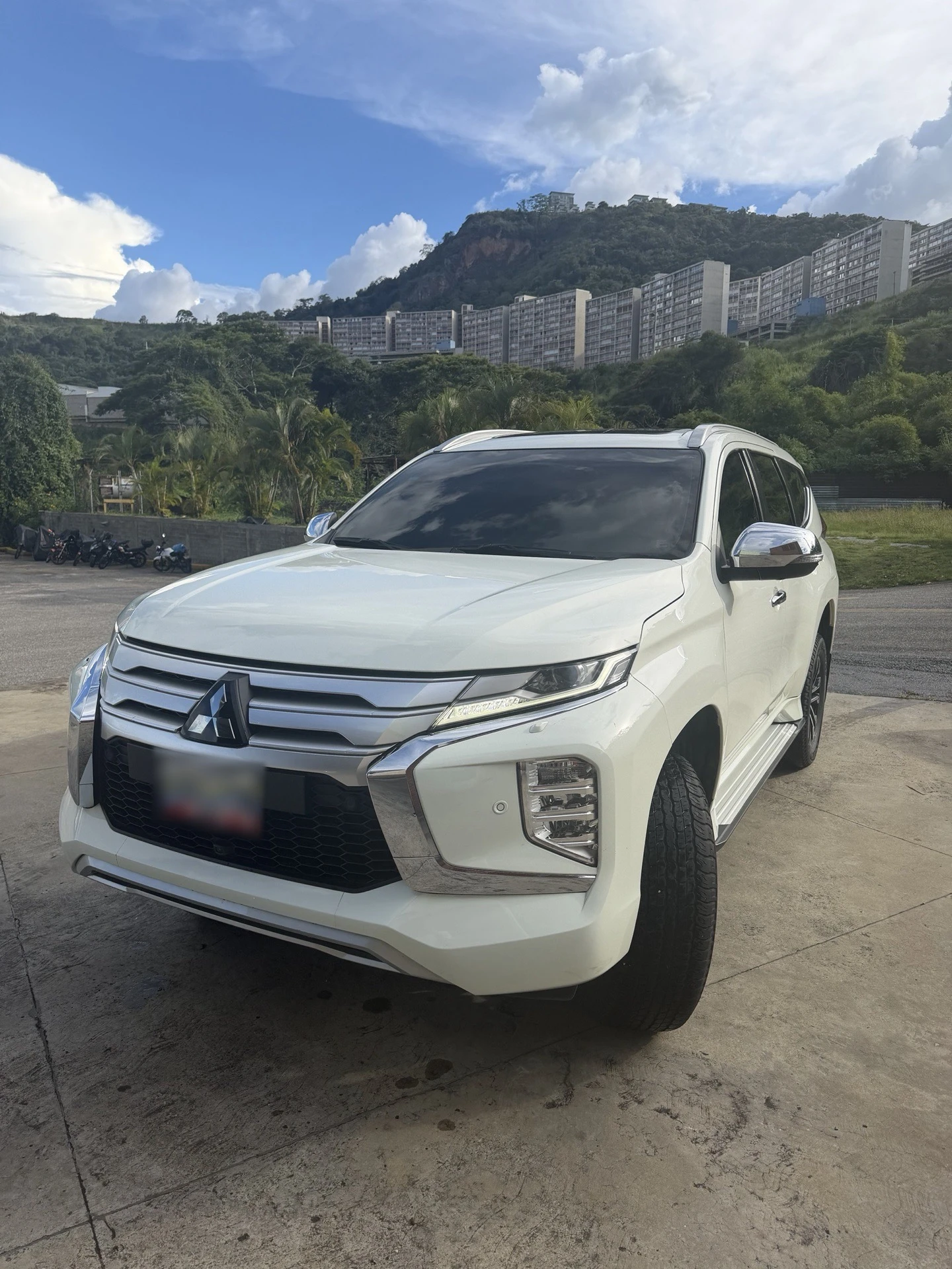 2023 Mitsubishi Montero Sport Full option