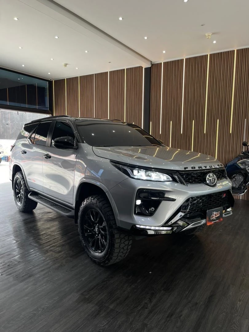 2025 Toyota Fortuner GR — foto 2