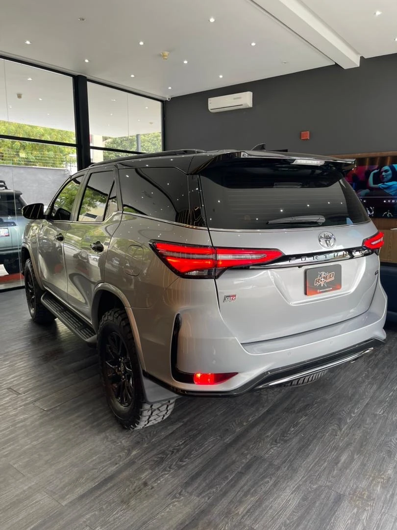 2025 Toyota Fortuner GR — foto 17