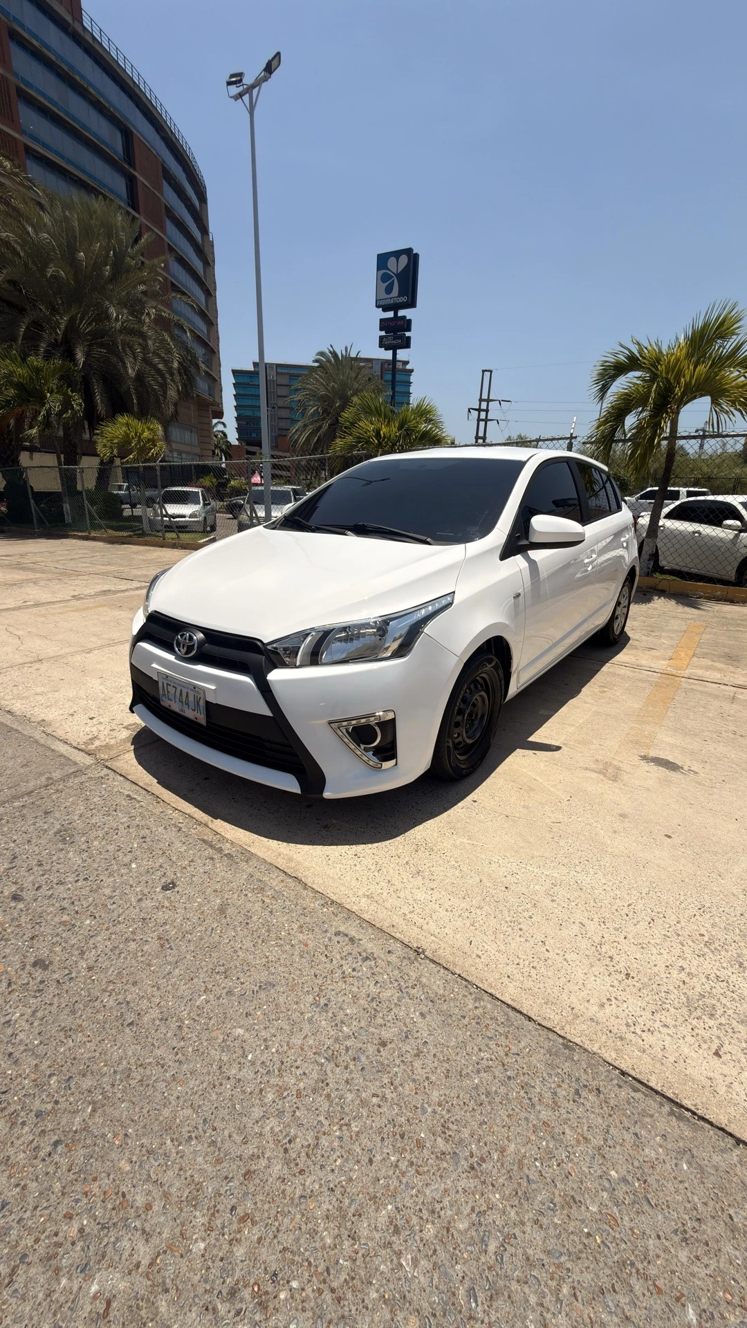 2016 Toyota Yaris Hatchback — foto 2