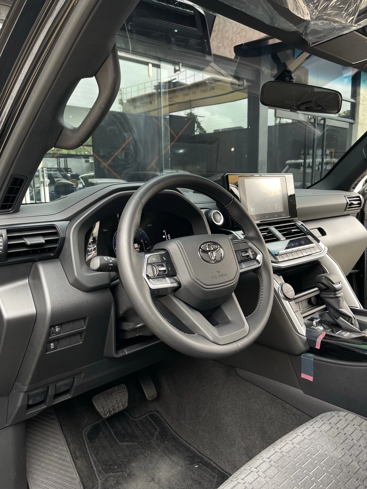 2025 Toyota Land Cruiser 300 GXR — foto 2