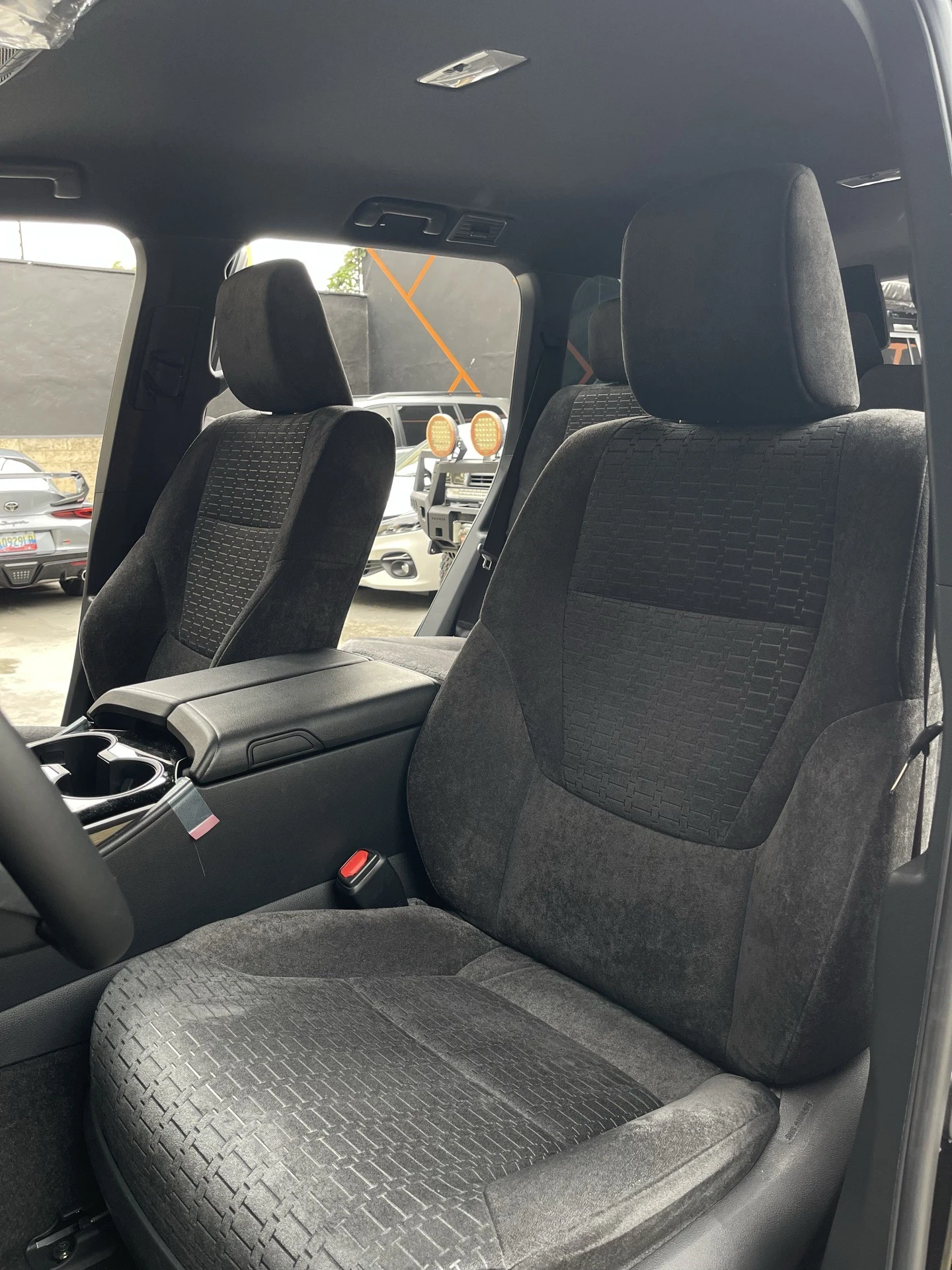 2025 Toyota Land Cruiser 300 GXR — foto 3