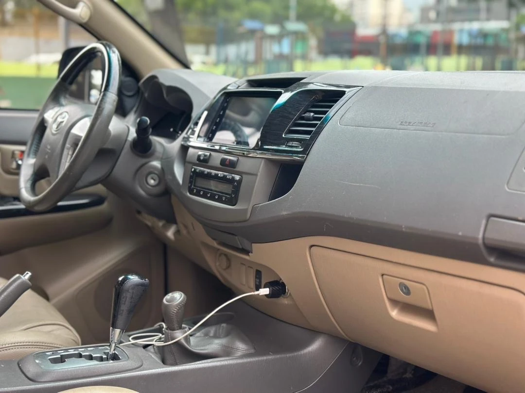 2013 Toyota Fortuner Sr — foto 2