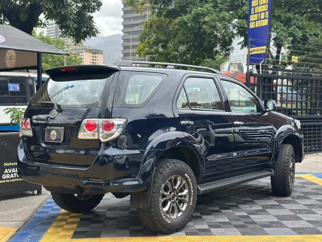 2013 Toyota Fortuner Sr — foto 6