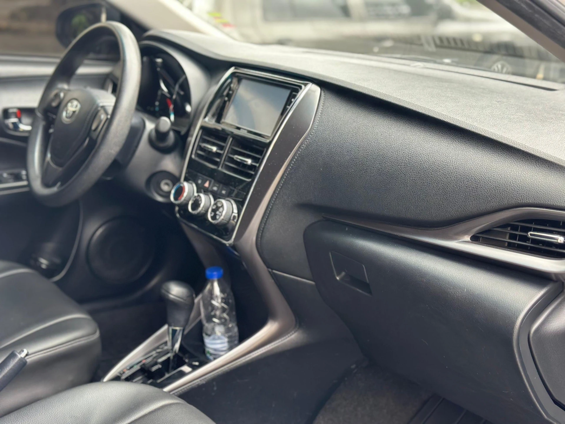 2021 Toyota Yaris Sedán E — foto 2