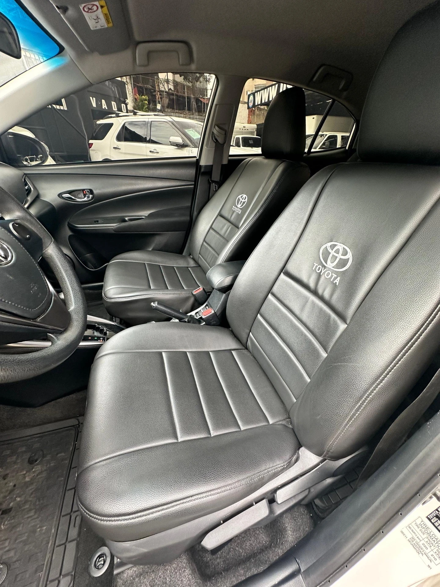 2021 Toyota Yaris Sedán E — foto 4