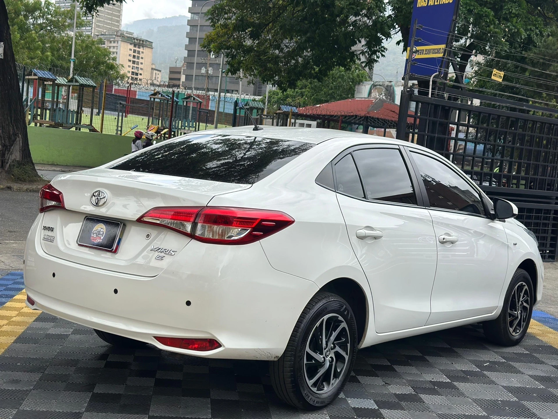 2021 Toyota Yaris Sedán E — foto 6