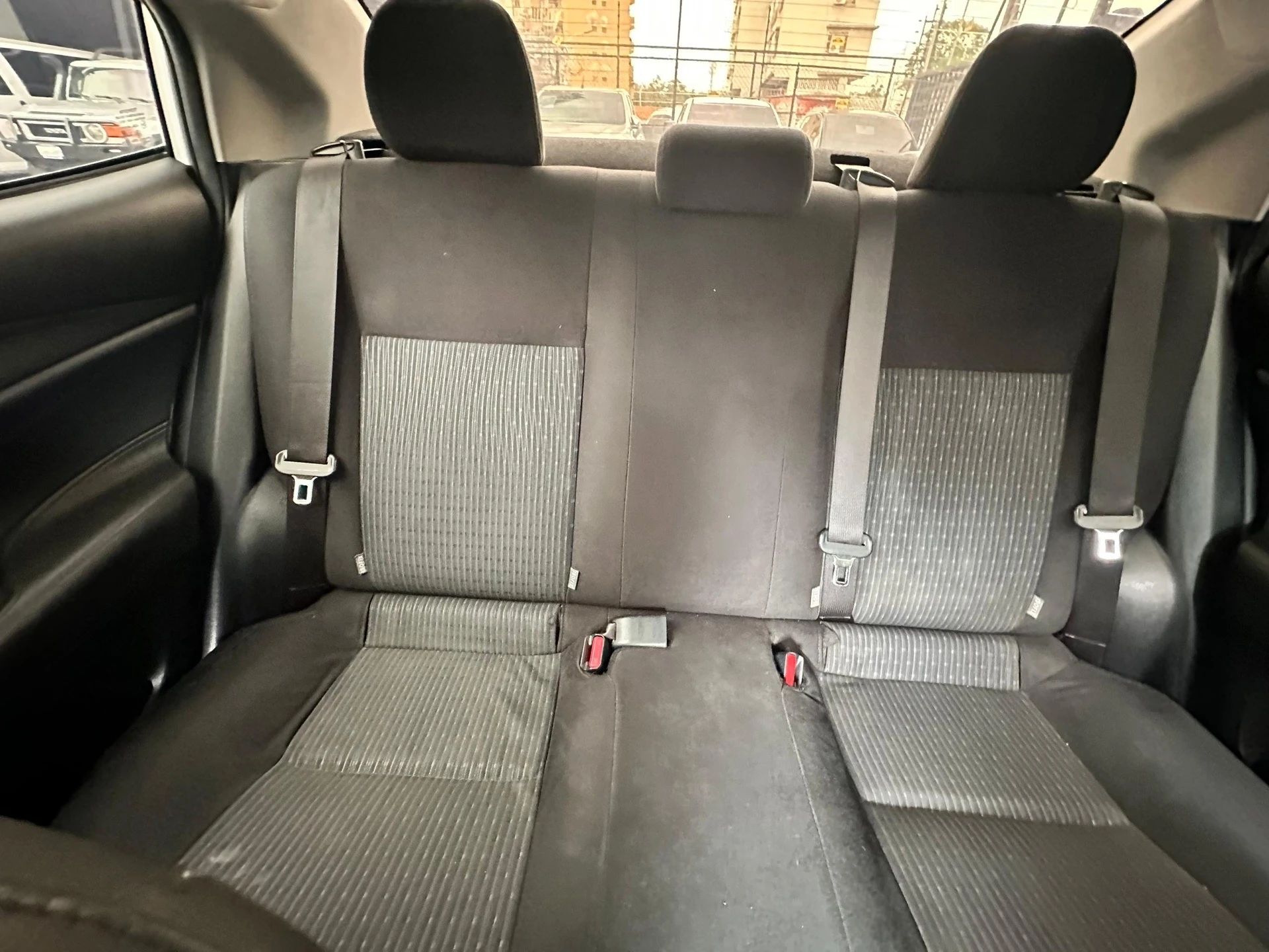 2021 Toyota Yaris Sedán E — foto 5