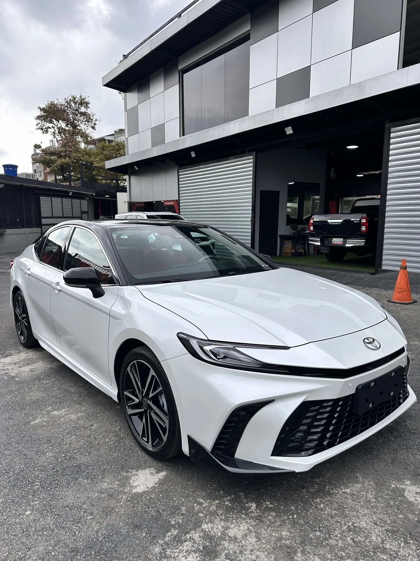 2025 Toyota Camry Sport — foto 2