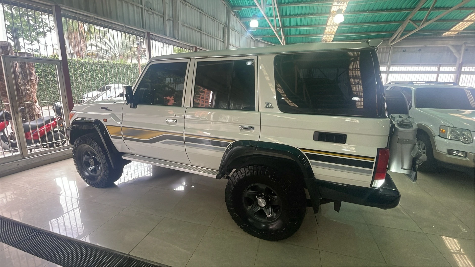 2022 Toyota Land Cruiser S76 70 Aniversario — foto 6
