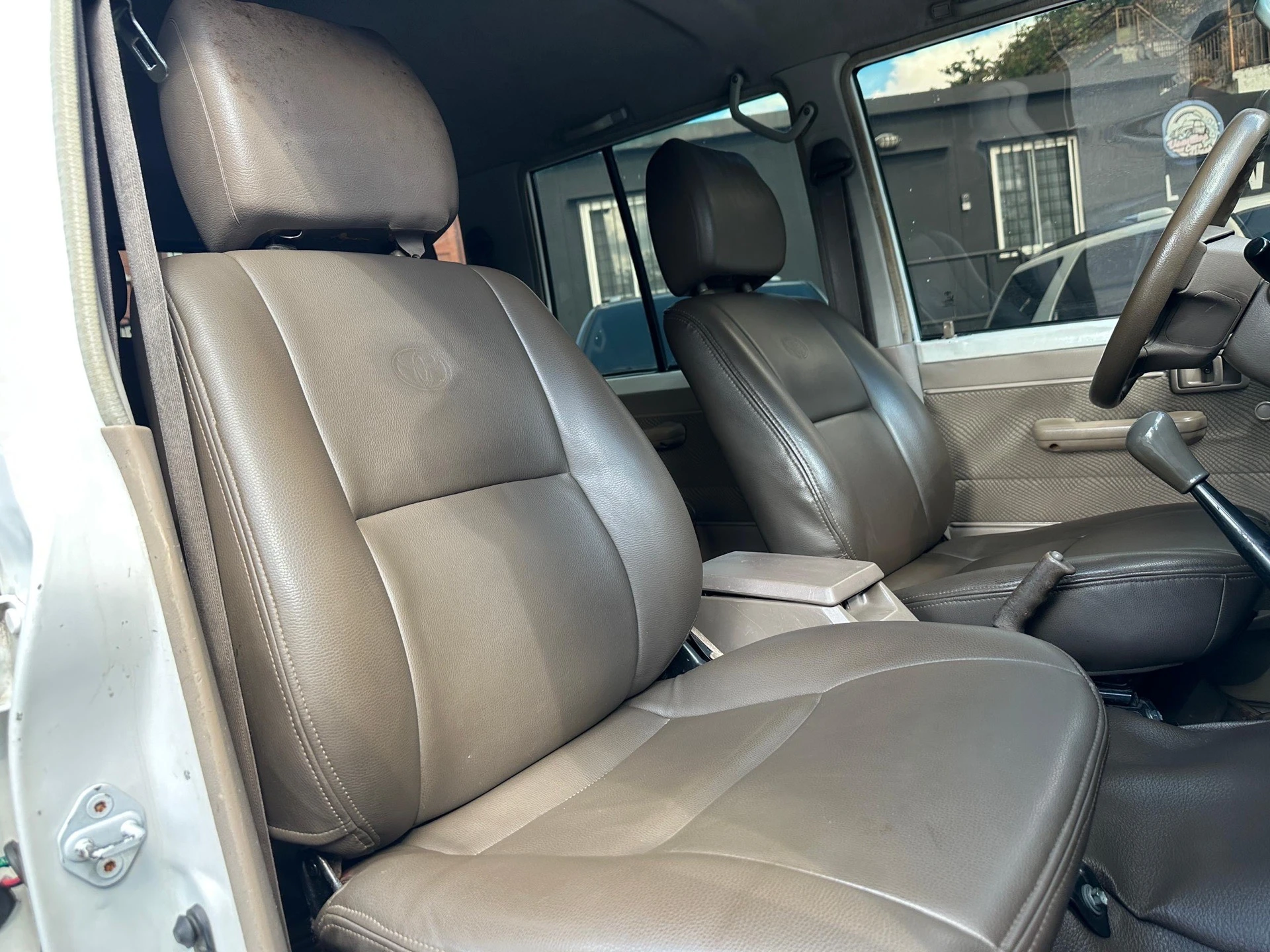 2012 Toyota Macho LX — foto 2