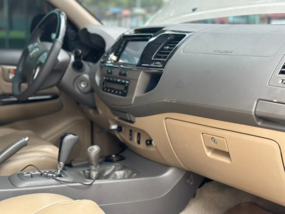 2014 Toyota Fortuner Sr — foto 4