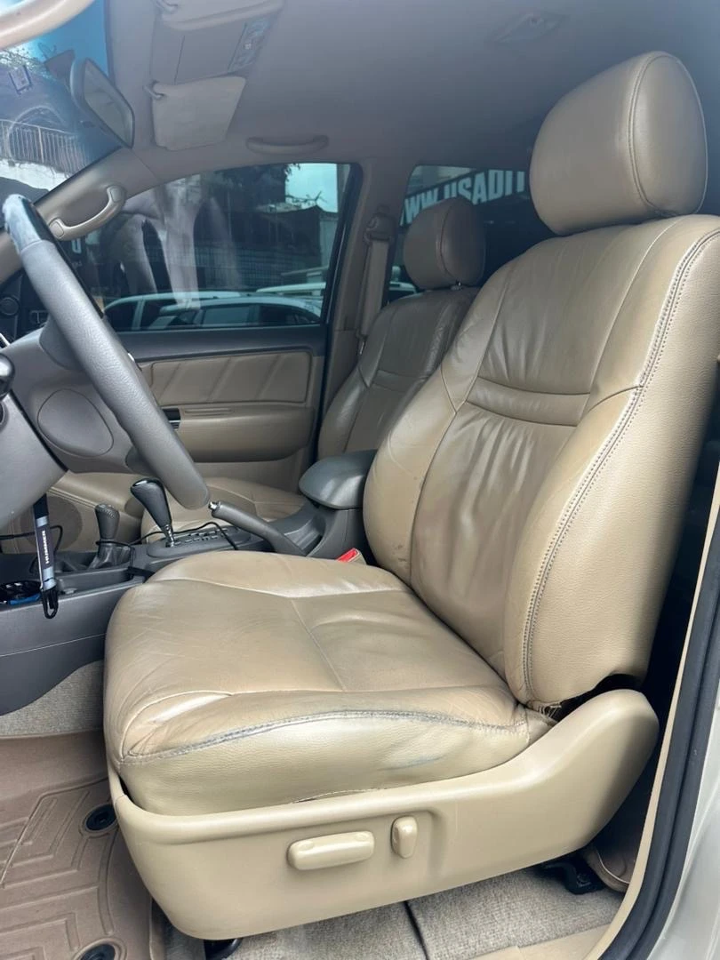 2014 Toyota Fortuner Sr — foto 2