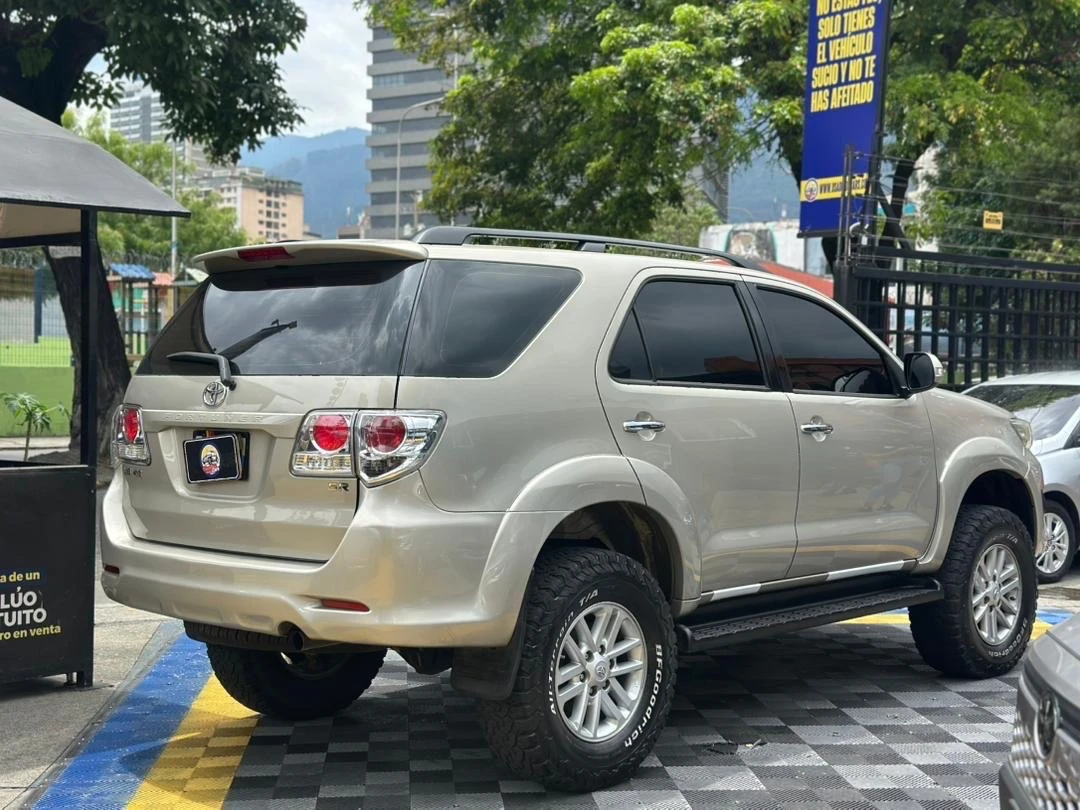 2014 Toyota Fortuner Sr — foto 9