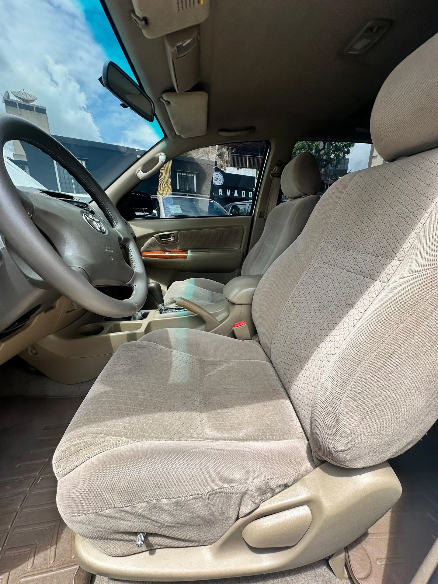 2012 Toyota Fortuner Sr — foto 2