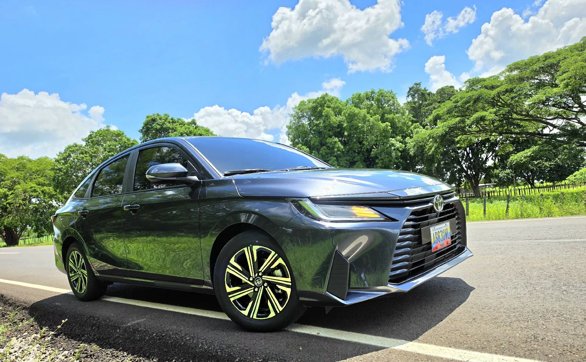 2024 Toyota Yaris E — foto 2