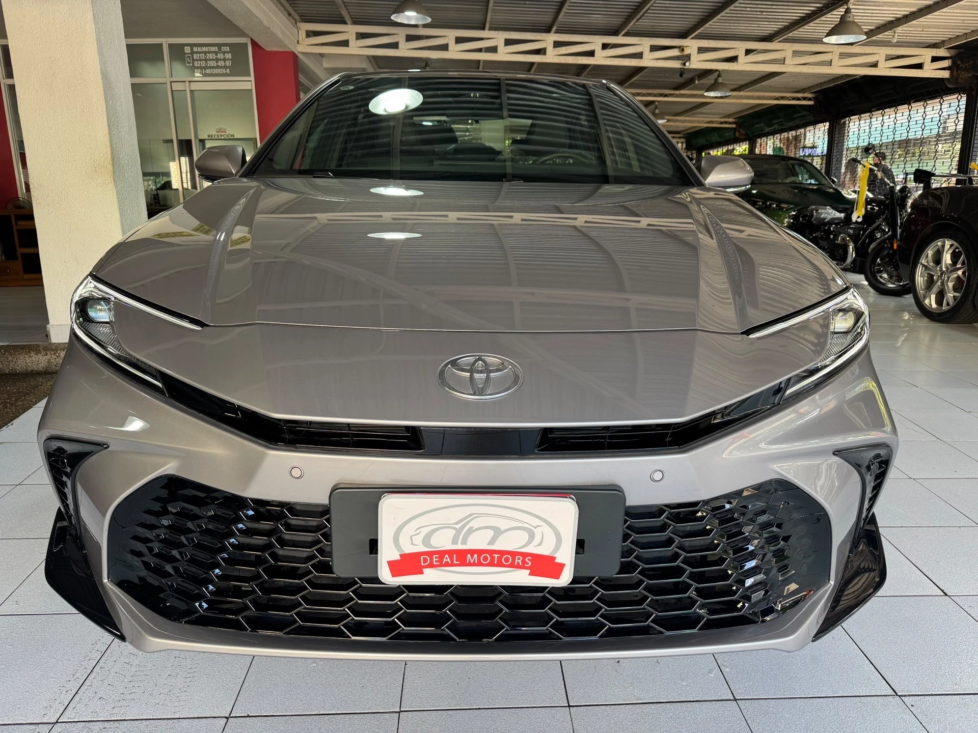 2025 Toyota Camry SPORT — foto 2