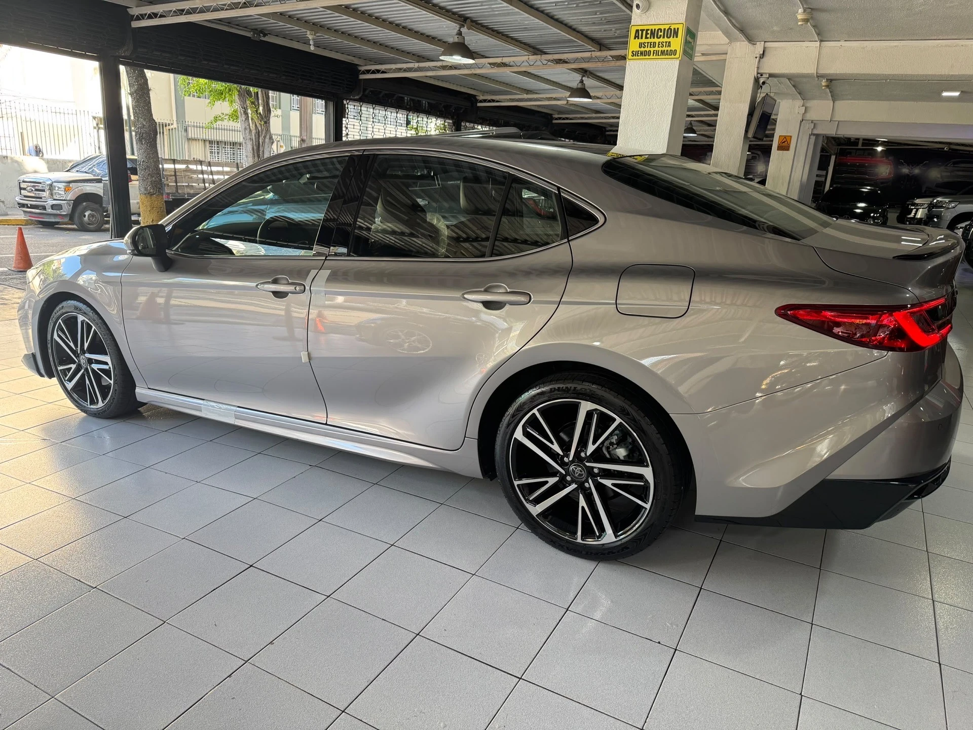 2025 Toyota Camry SPORT — foto 3