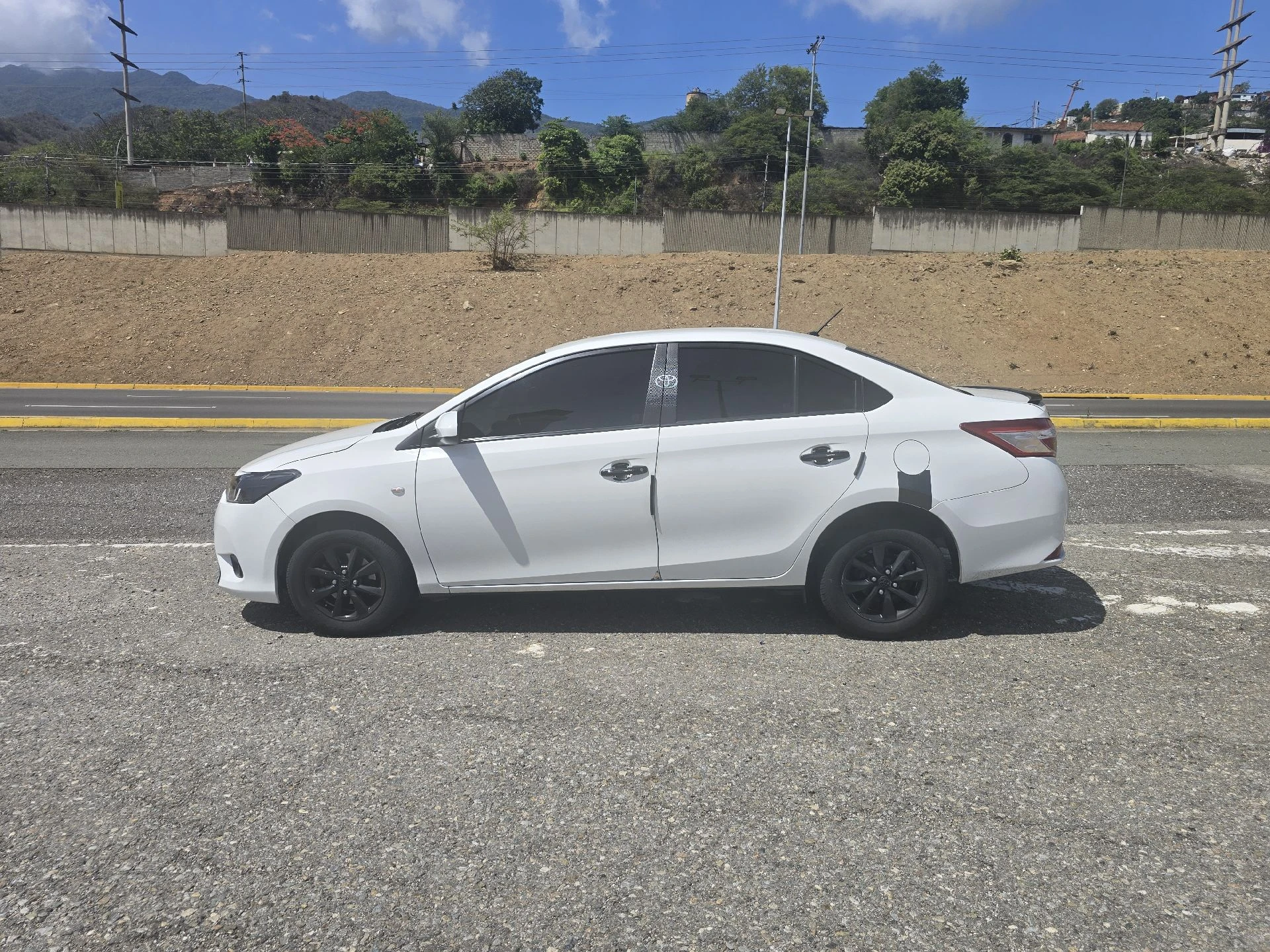 2016 Toyota Yaris Sedán SE — foto 5