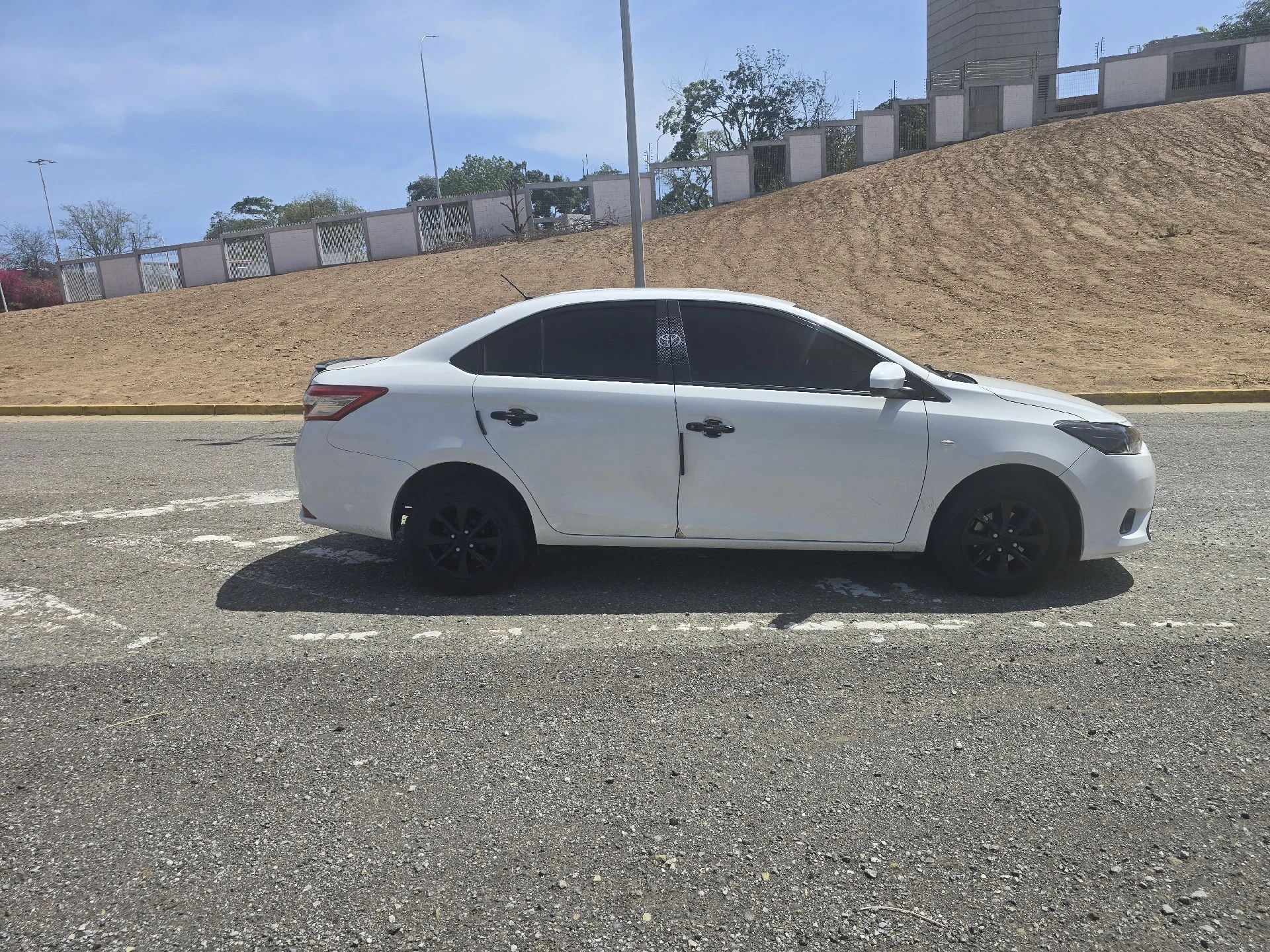 2016 Toyota Yaris Sedán SE — foto 6