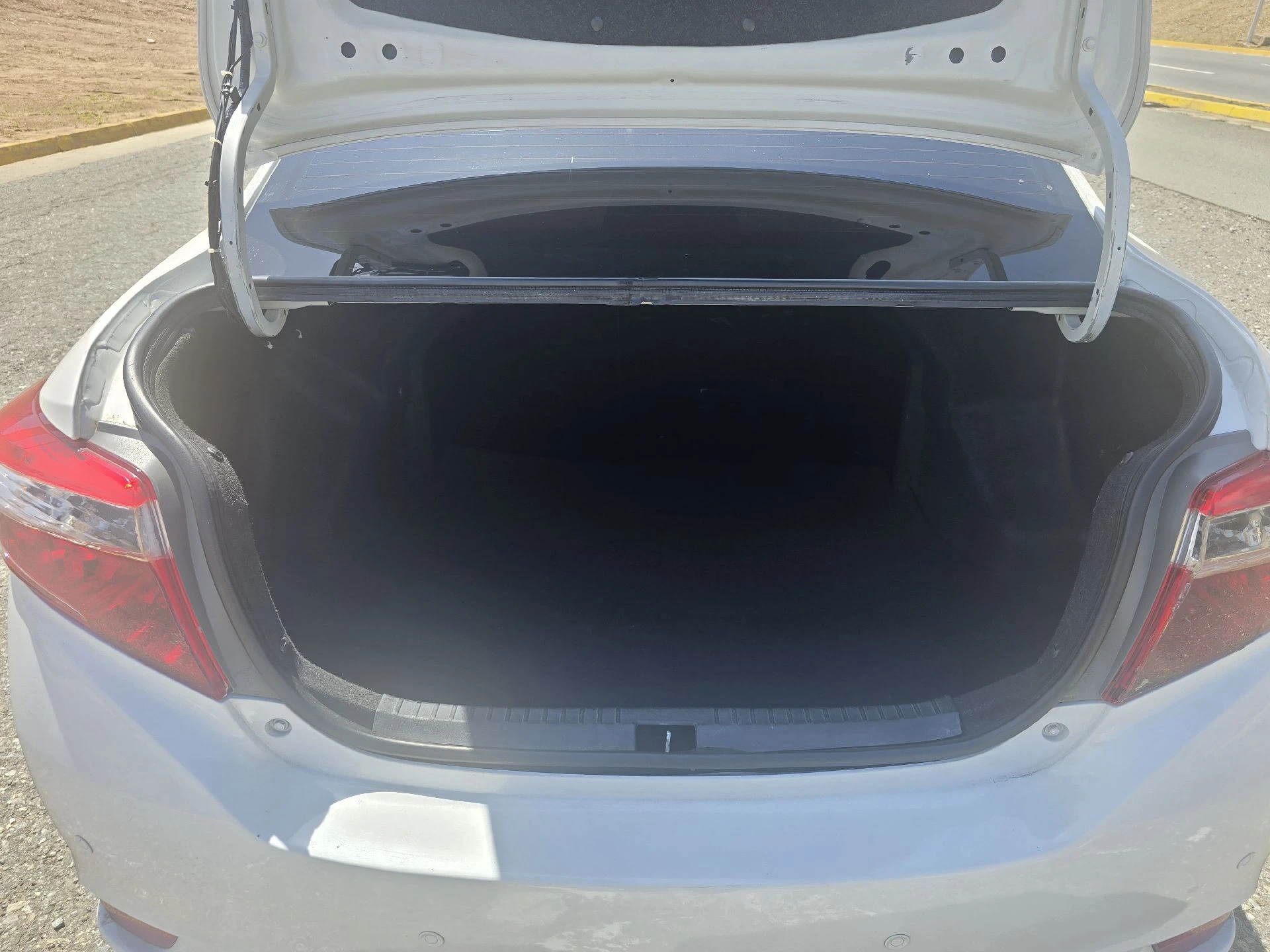 2016 Toyota Yaris Sedán SE — foto 8
