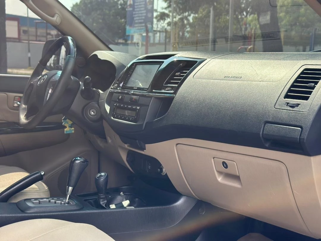 2015 Toyota Fortuner Sr — photo 2