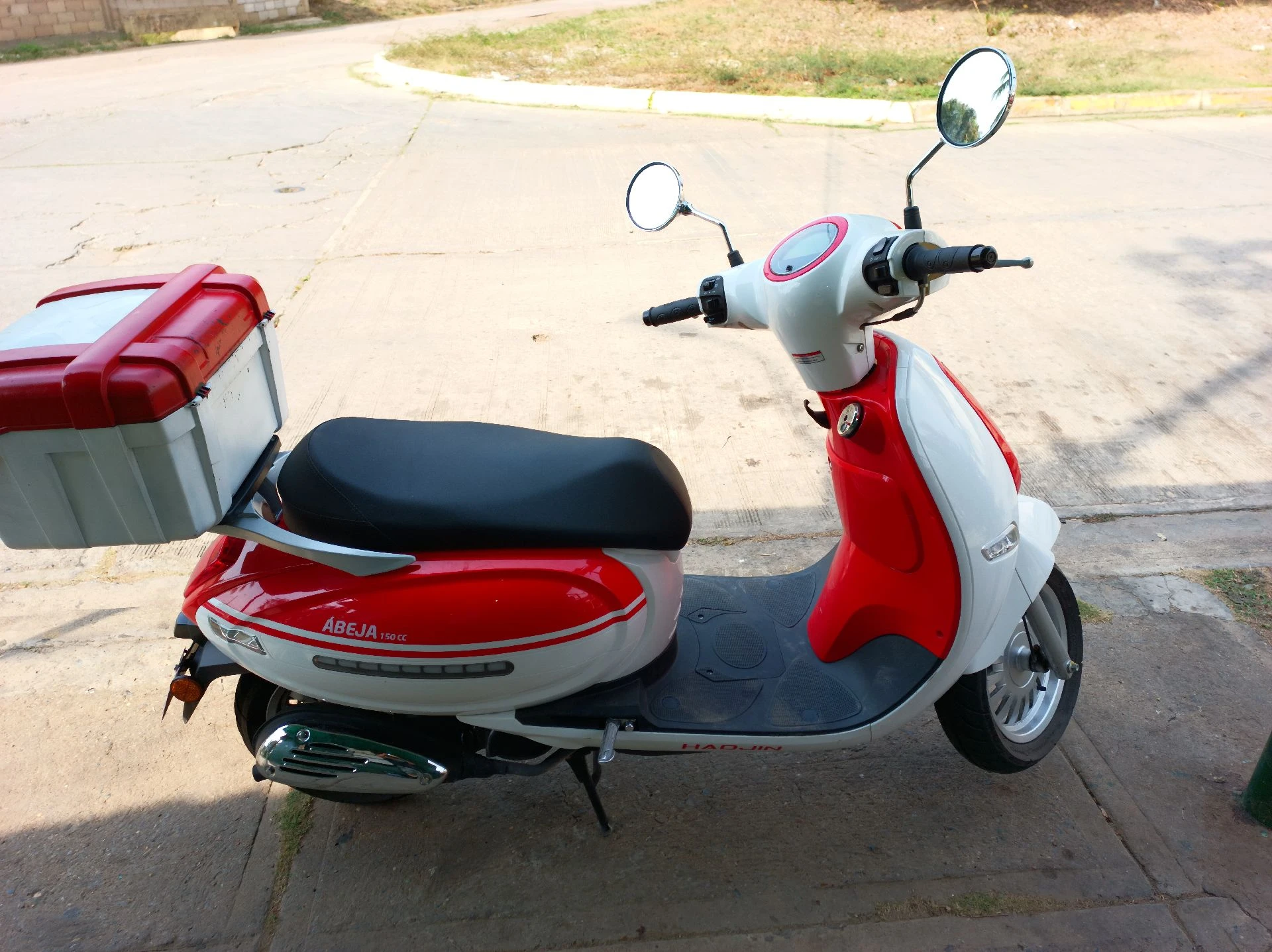 2025 Vespa Primavera 150 Scooter — photo 8