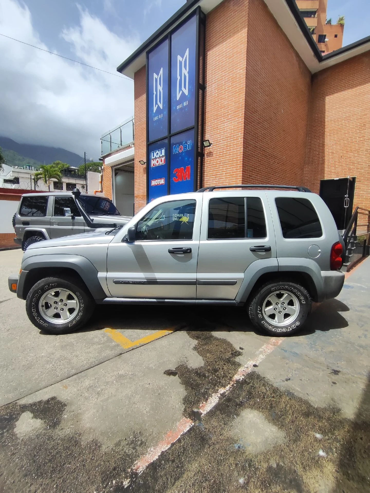 2005 Jeep Cherokee KJ — photo 2