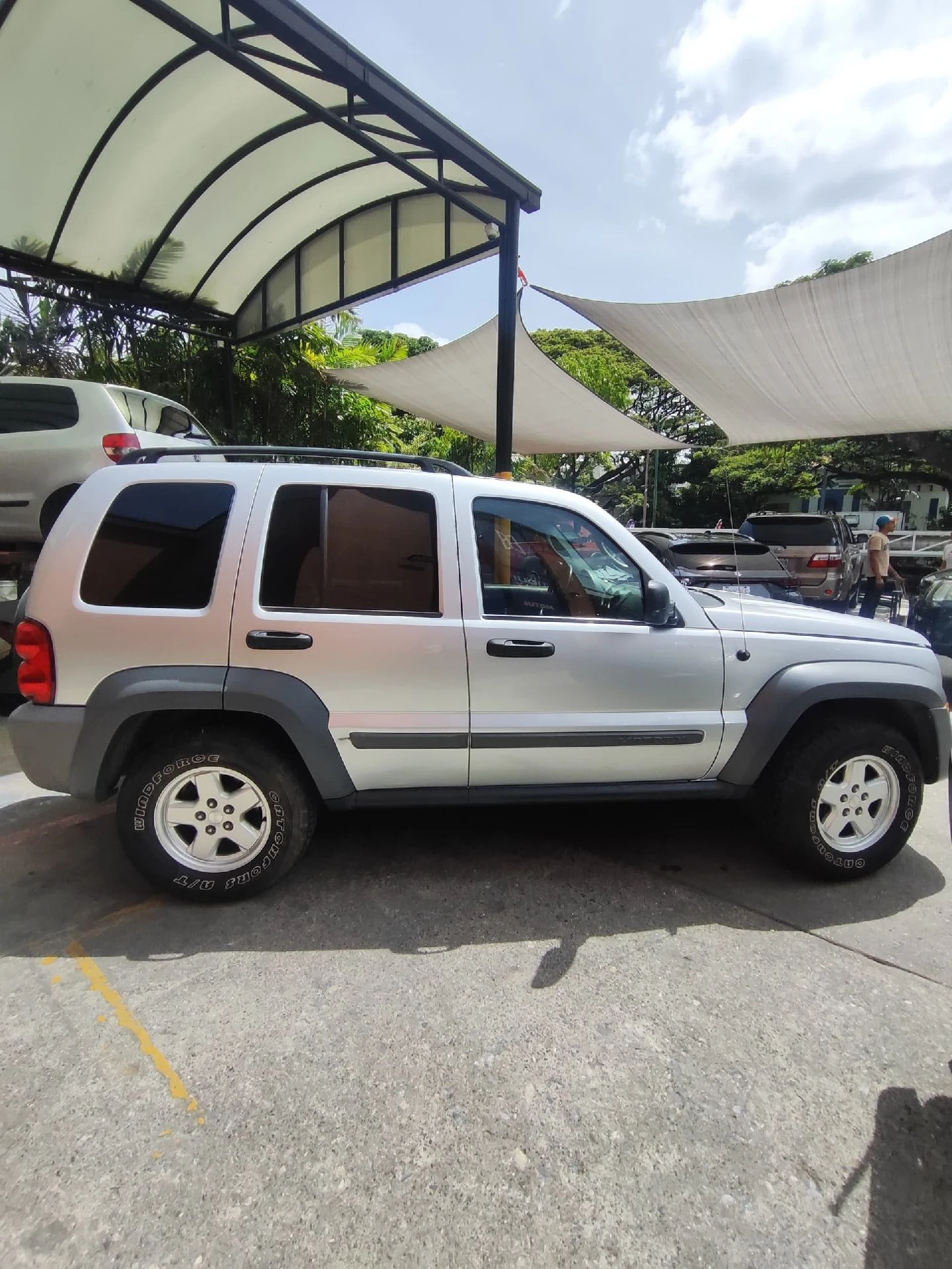 2005 Jeep Cherokee KJ — photo 9