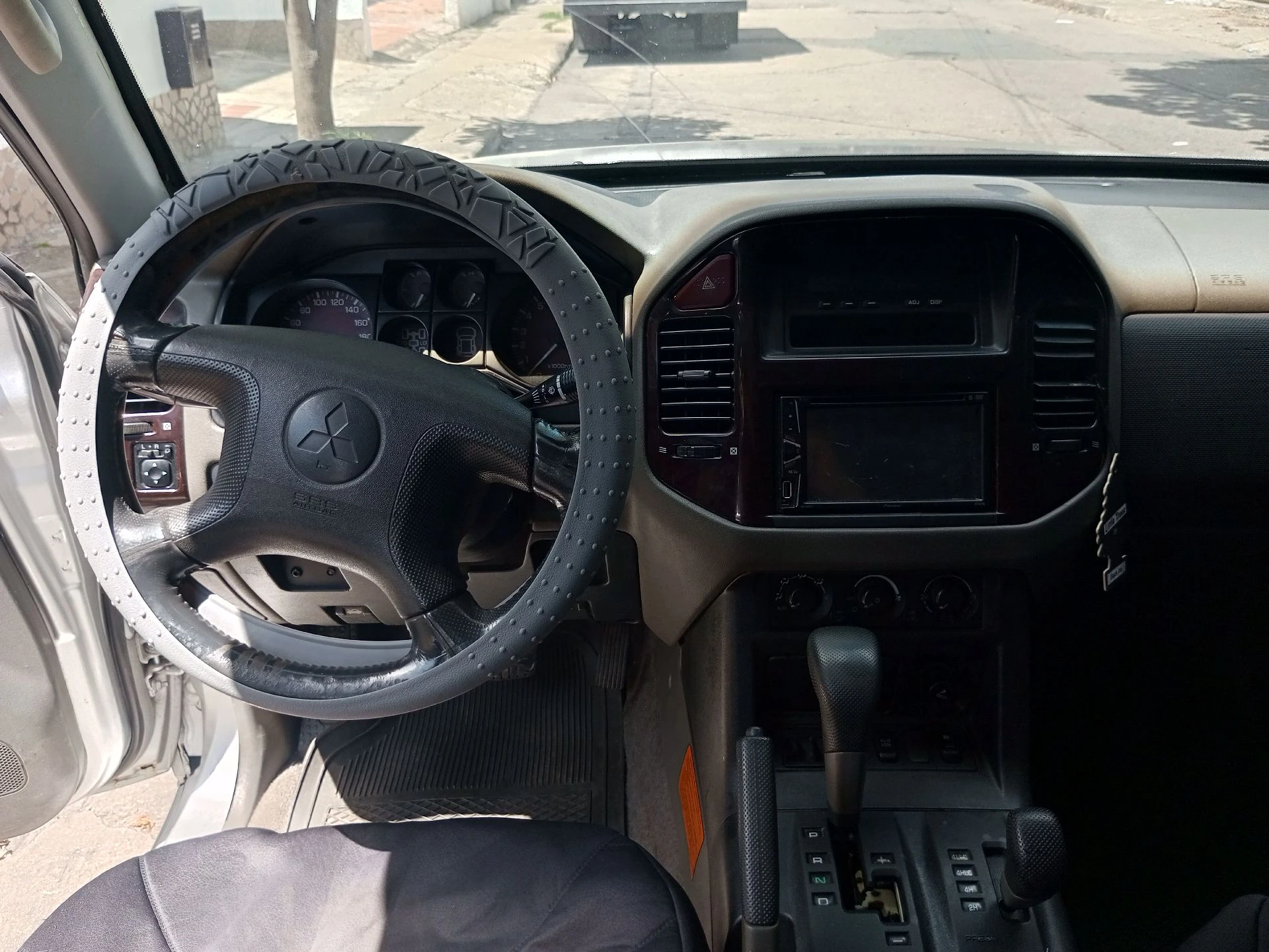 2002 Mitsubishi Montero Limited — photo 5