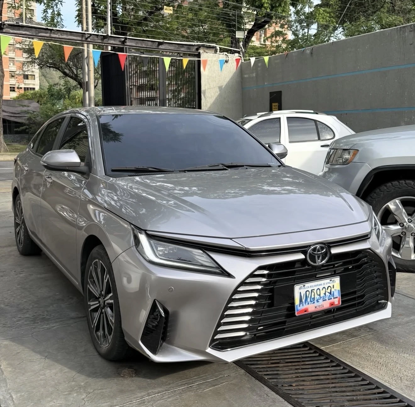2023 Toyota Yaris Sedán G — foto 2