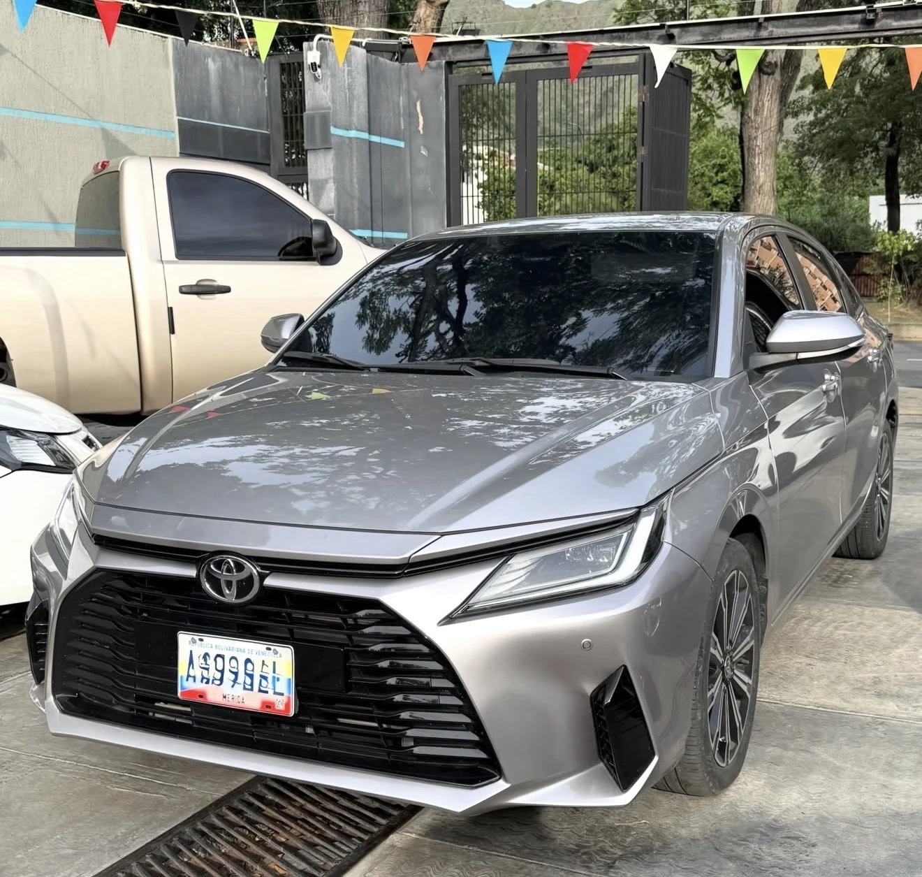 2023 Toyota Yaris Sedán G — foto 3