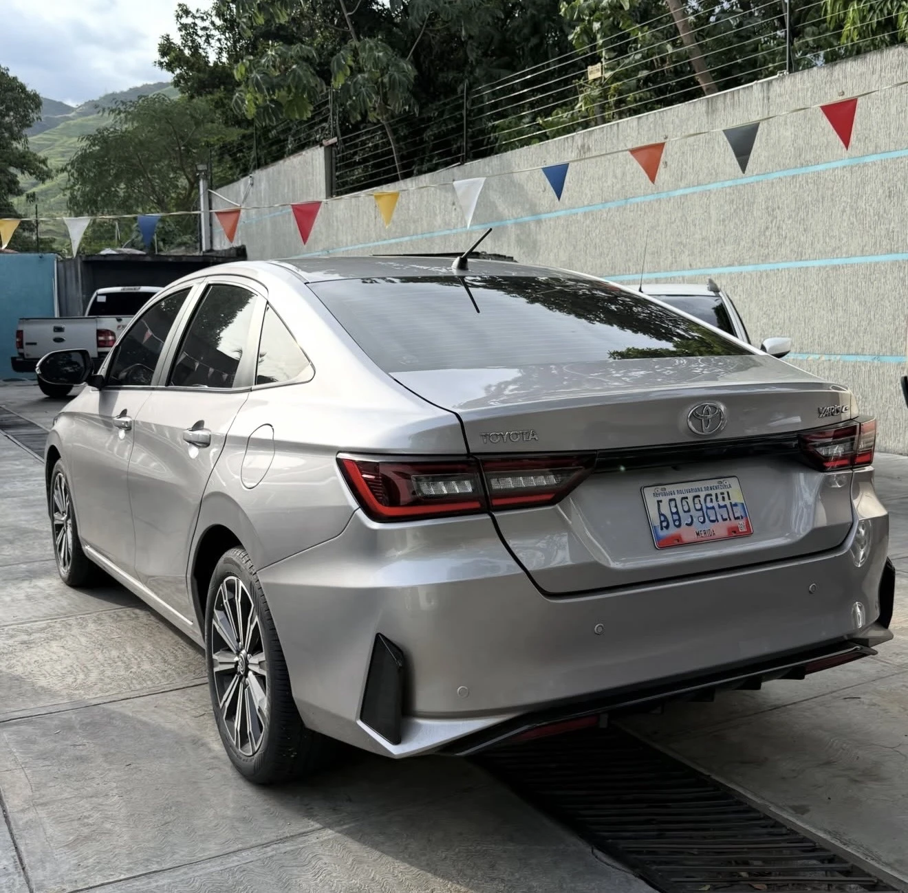 2023 Toyota Yaris Sedán G — foto 5