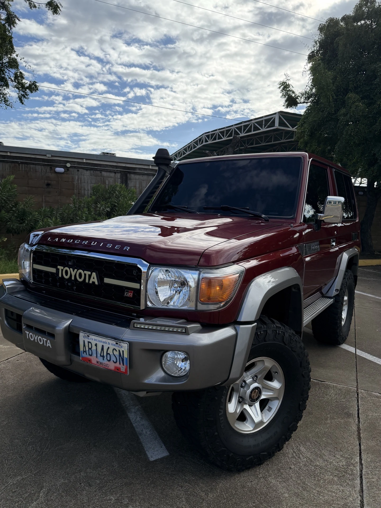 2019 Toyota Macho LC 71 LX V6 — photo 2