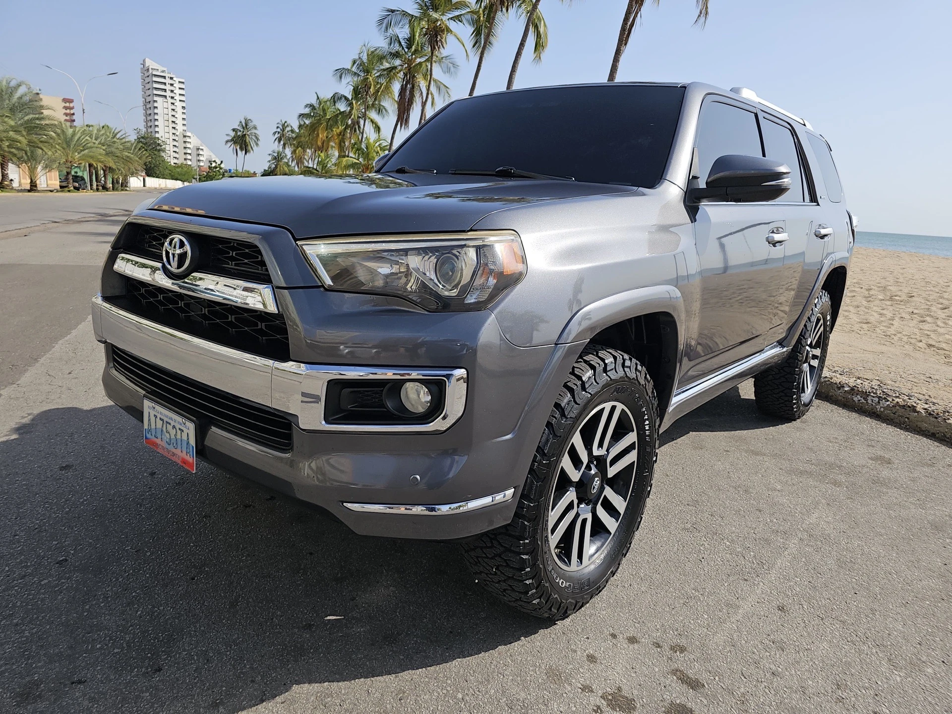 2014 Toyota 4Runner Limited — photo 2