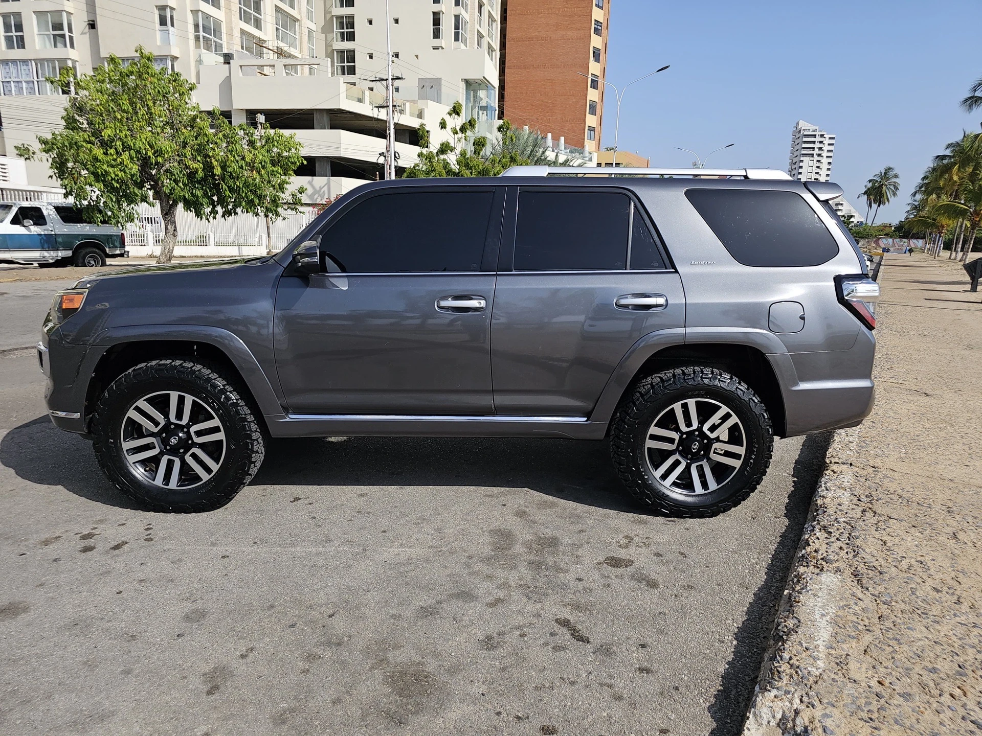 2014 Toyota 4Runner Limited — photo 3